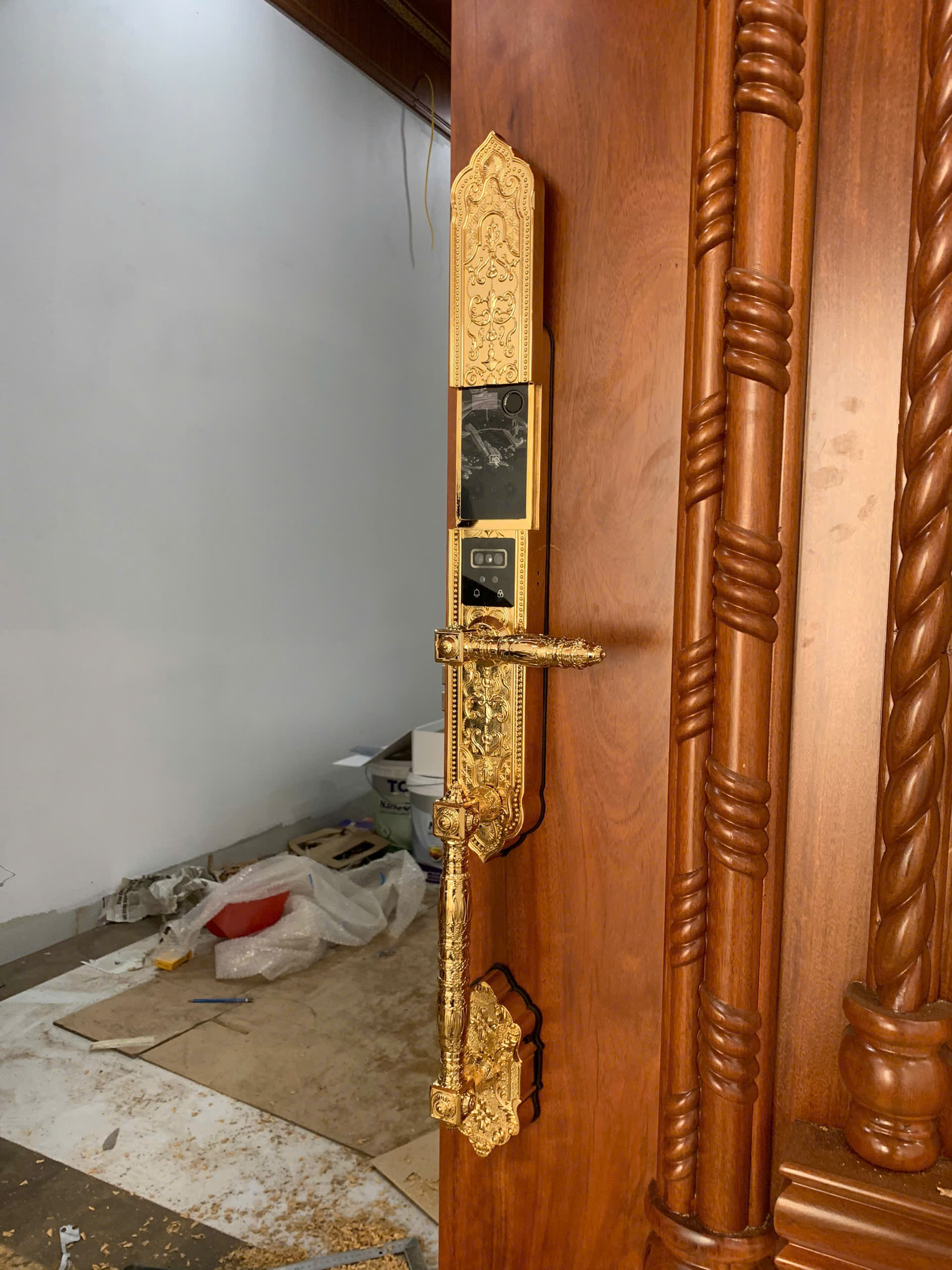 Khóa vân tay Kassler KL-989F bằng đồng nguyên khối, mạ màu vàng 24K cực kì sang trọng và bền bỉ với thời gian